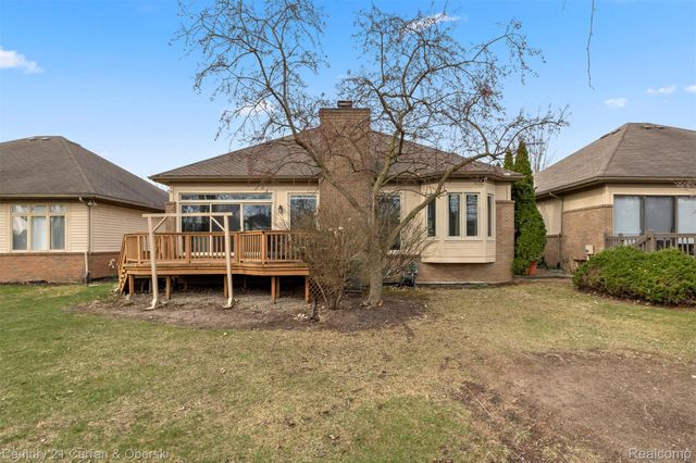 28 Turnberry Lane, Dearborn, MI 48120