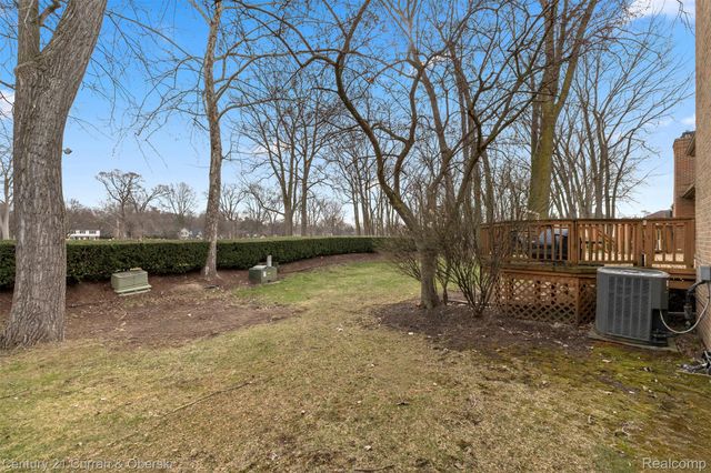 28 Turnberry Lane, Dearborn, MI 48120