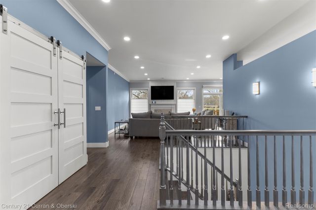 28 Turnberry Lane, Dearborn, MI 48120