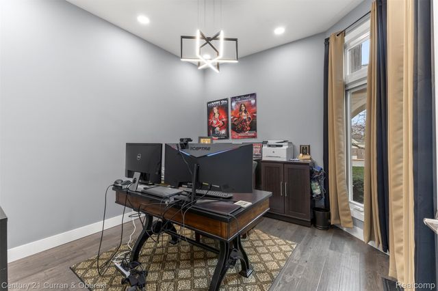 28 Turnberry Lane, Dearborn, MI 48120