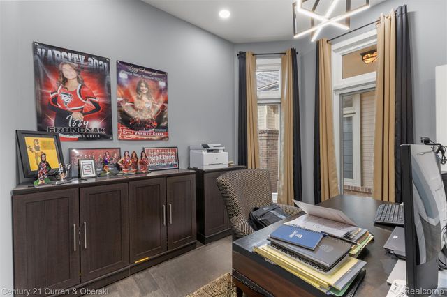 28 Turnberry Lane, Dearborn, MI 48120