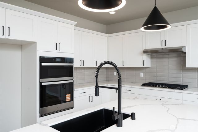 2444 SW Ridgeway Drive, Oak Harbor, WA 98277