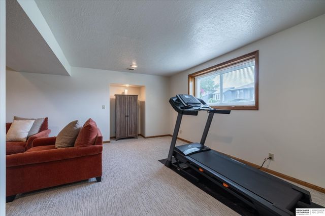 16604 Weir Street, Omaha, NE 68135