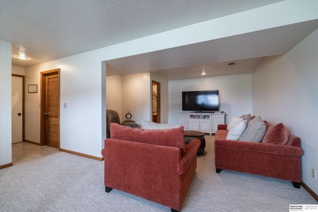 16604 Weir Street, Omaha, NE 68135