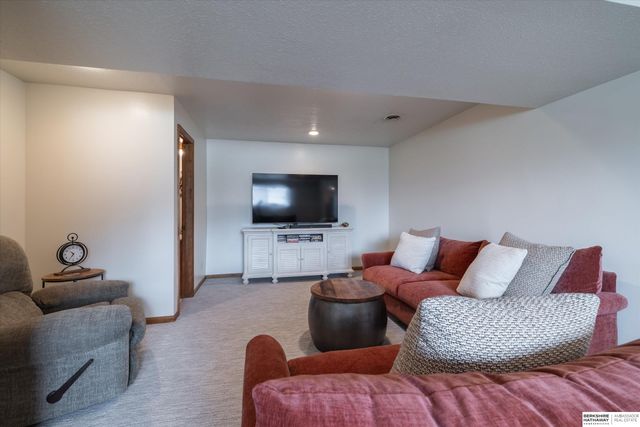 16604 Weir Street, Omaha, NE 68135