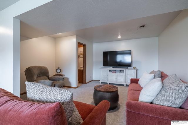 16604 Weir Street, Omaha, NE 68135