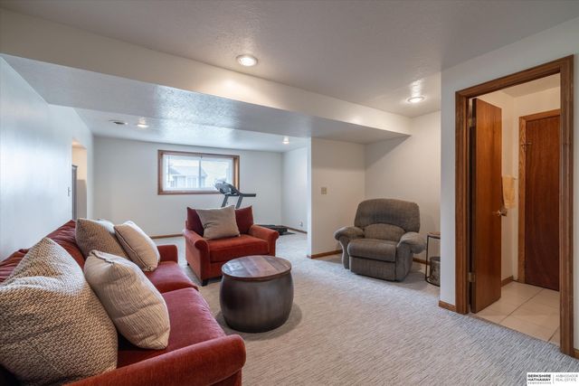 16604 Weir Street, Omaha, NE 68135