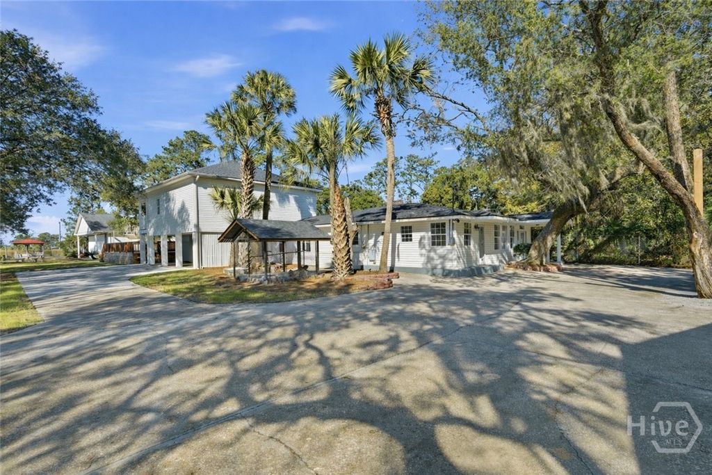 Image 1 of property listing at 9 Brewster Street, Savannah, GA 31419