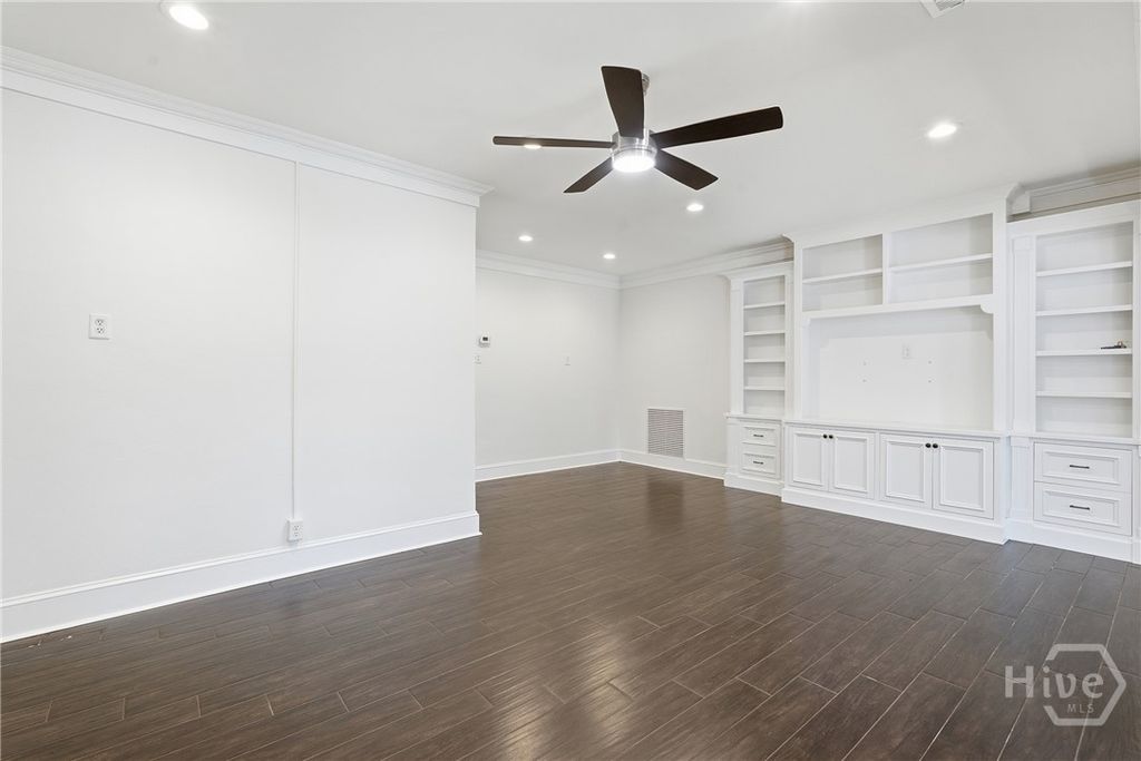 Image 10 of property listing at 9 Brewster Street, Savannah, GA 31419