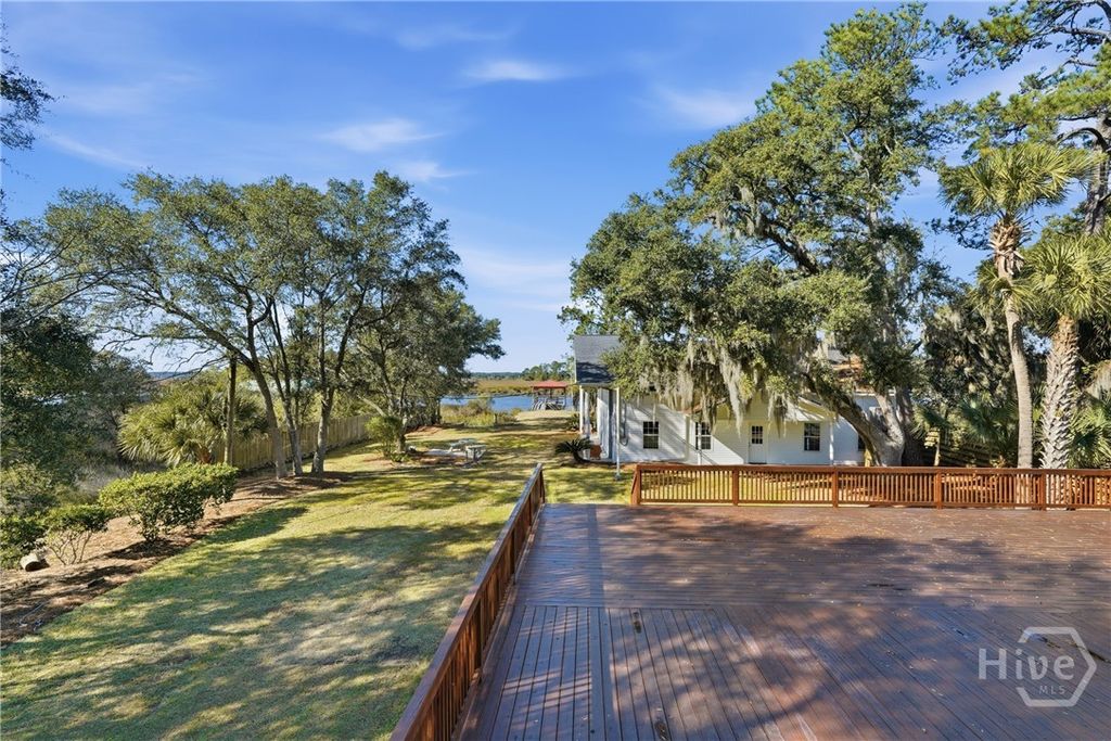 Image 5 of property listing at 9 Brewster Street, Savannah, GA 31419