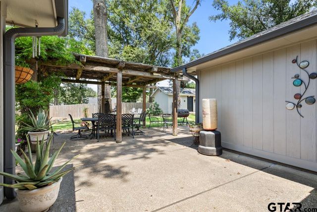 10768 Harvestwood Dr, Tyler, TX 75703