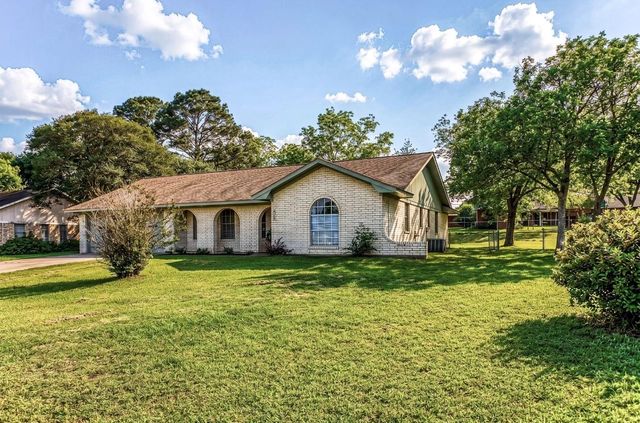 605 Clearspring Drive, Brenham, TX 77833