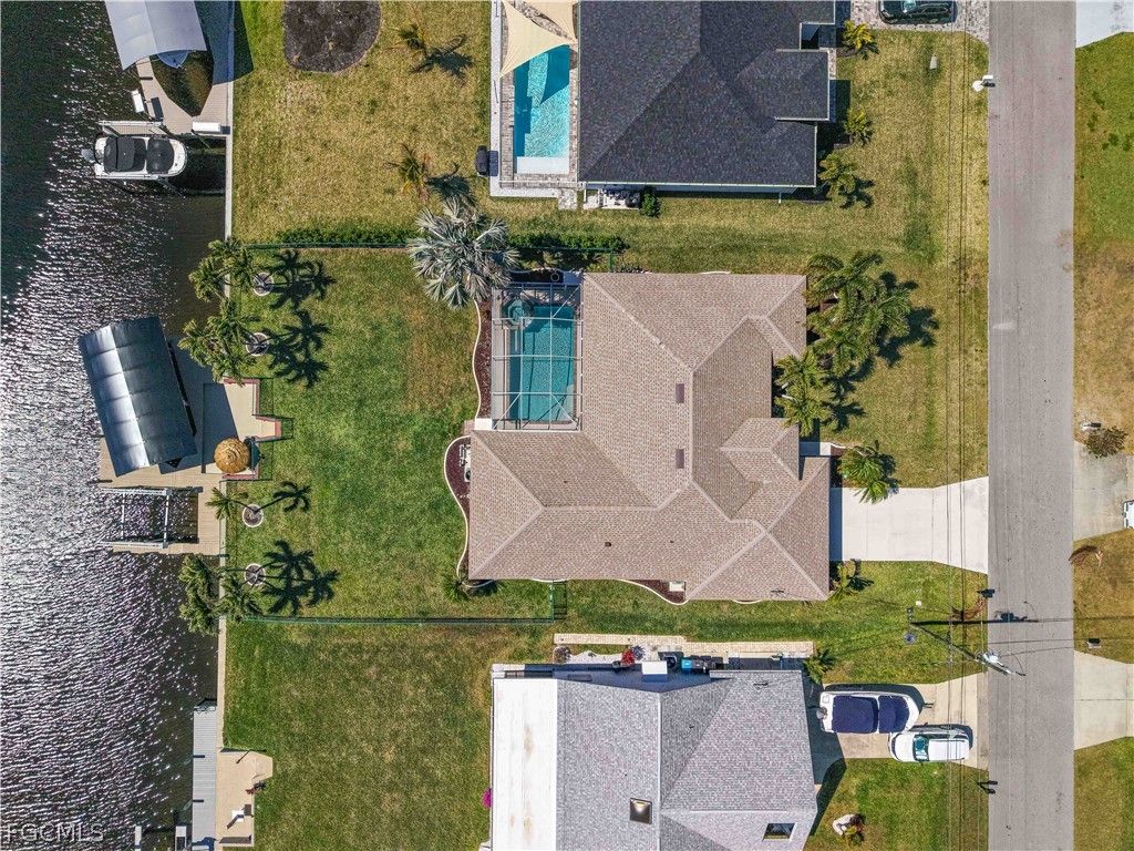 Image 11 of property listing at 1422 SE 20th ST, Cape Coral, FL 33990