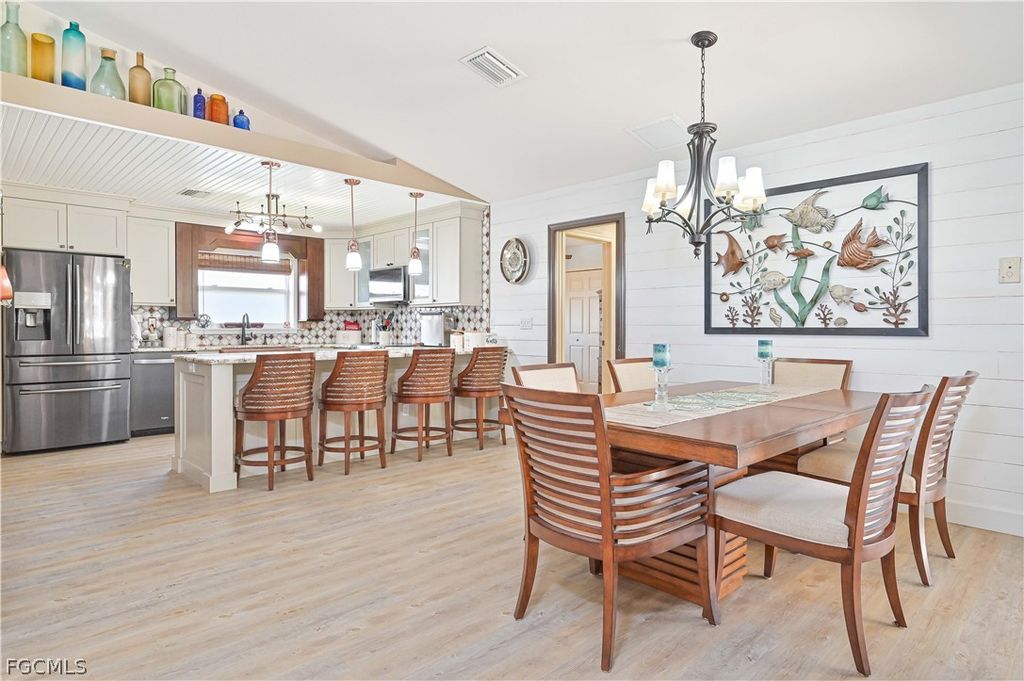 Image 15 of property listing at 1422 SE 20th ST, Cape Coral, FL 33990