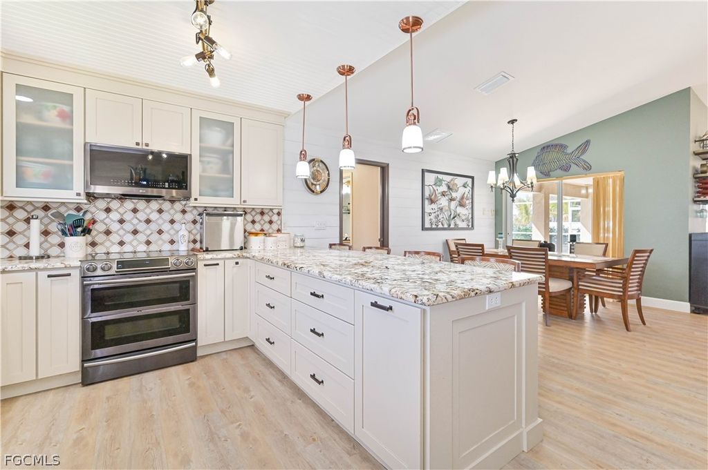 Image 16 of property listing at 1422 SE 20th ST, Cape Coral, FL 33990