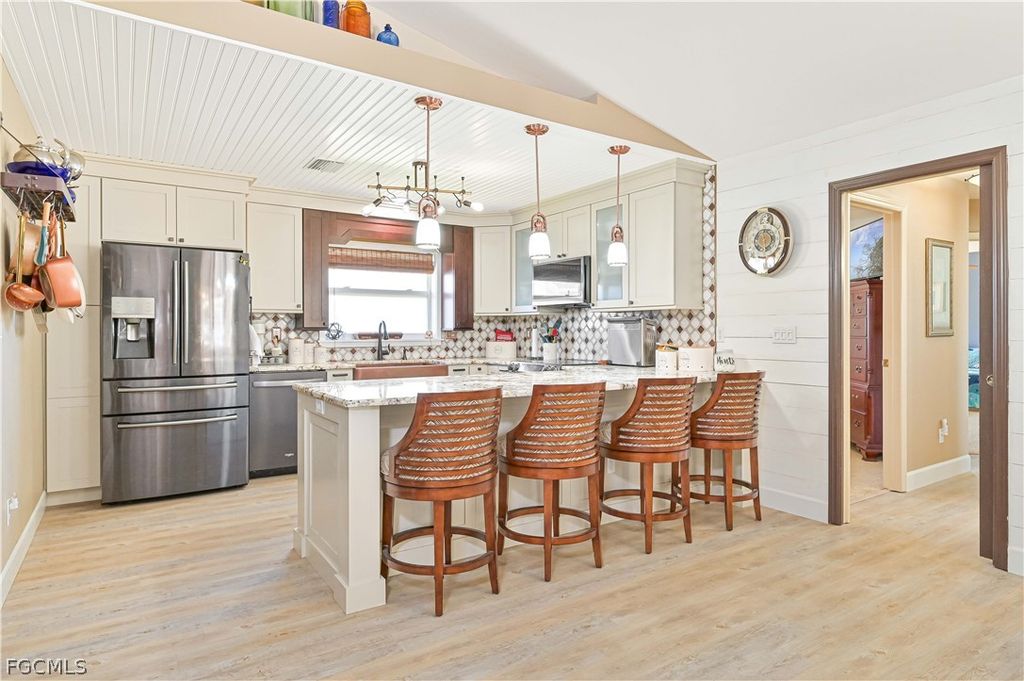 Image 17 of property listing at 1422 SE 20th ST, Cape Coral, FL 33990