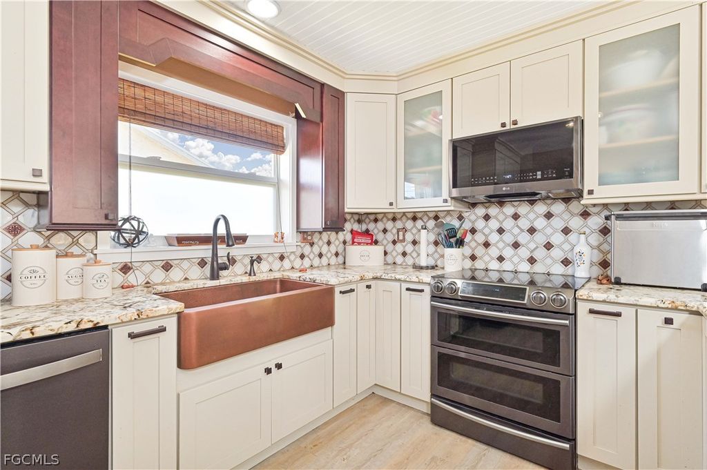 Image 18 of property listing at 1422 SE 20th ST, Cape Coral, FL 33990