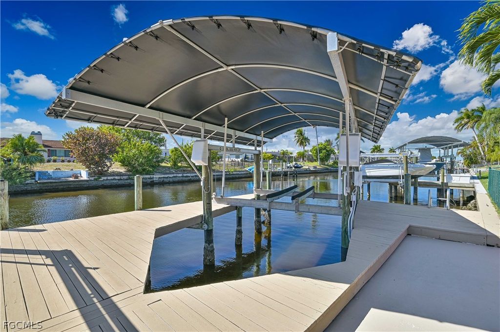 Image 2 of property listing at 1422 SE 20th ST, Cape Coral, FL 33990