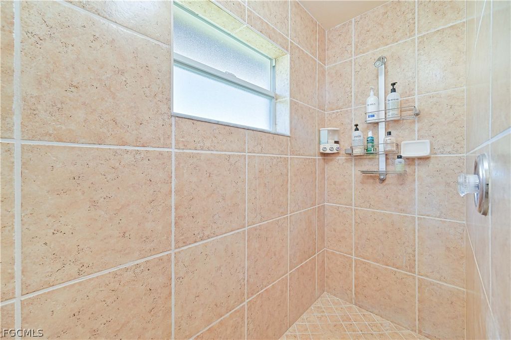 Image 28 of property listing at 1422 SE 20th ST, Cape Coral, FL 33990