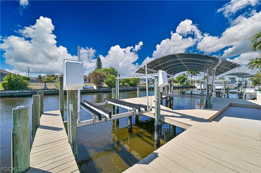 Image 3 of property listing at 1422 SE 20th ST, Cape Coral, FL 33990