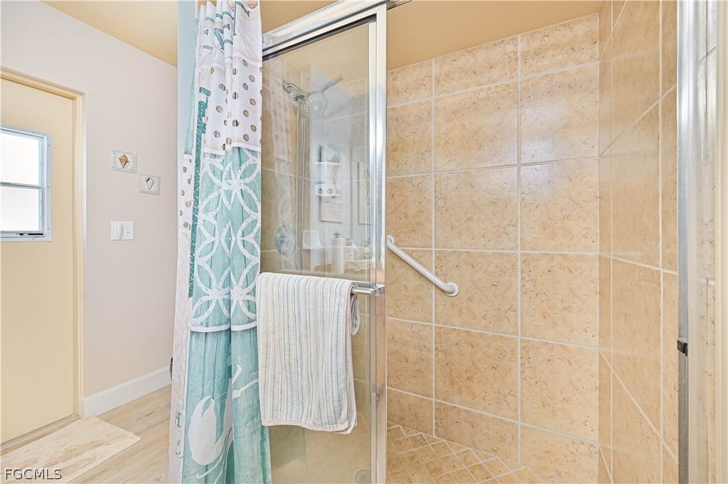 Image 31 of property listing at 1422 SE 20th ST, Cape Coral, FL 33990