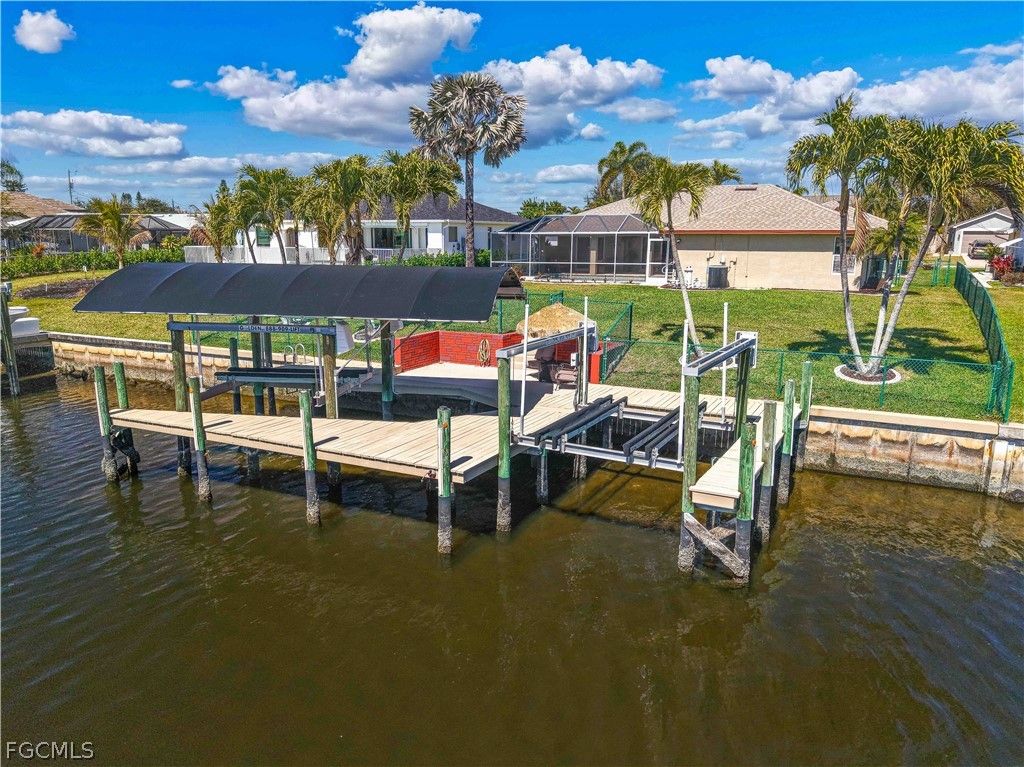 Image 5 of property listing at 1422 SE 20th ST, Cape Coral, FL 33990