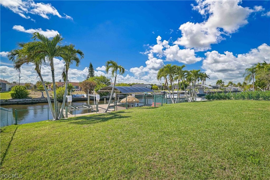 Image 8 of property listing at 1422 SE 20th ST, Cape Coral, FL 33990