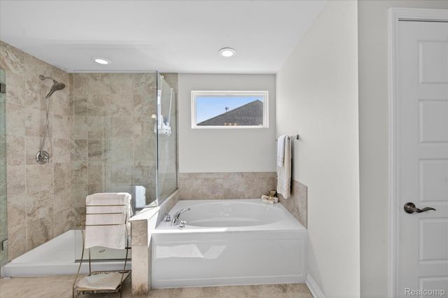 2942 Montgomery Circle, Commerce Charter Township, MI 48390