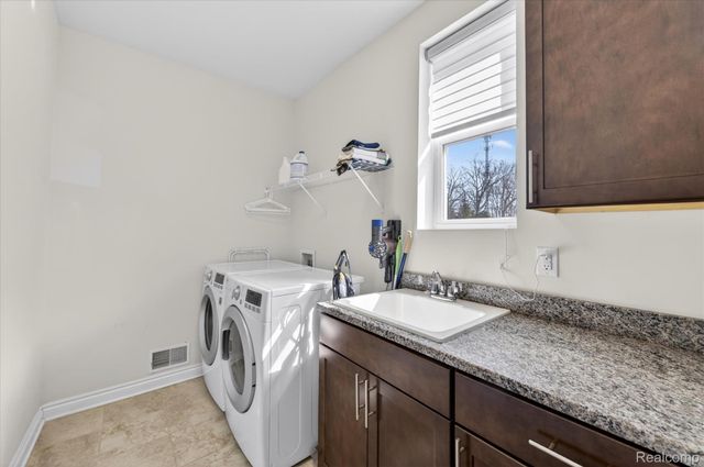 2942 Montgomery Circle, Commerce Charter Township, MI 48390