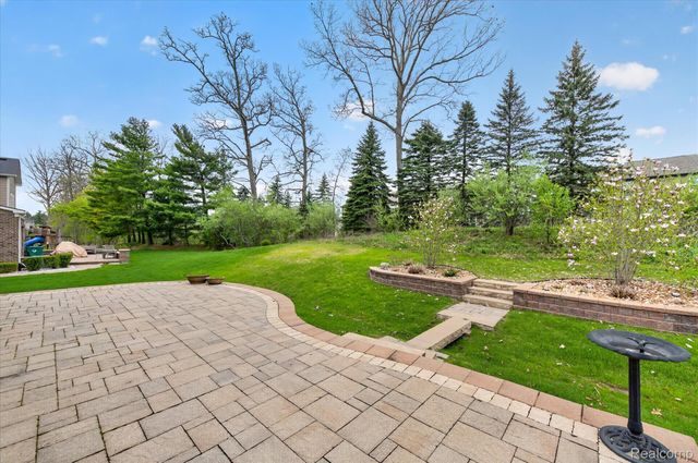 2942 Montgomery Circle, Commerce Charter Township, MI 48390