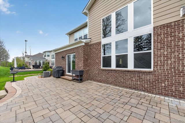 2942 Montgomery Circle, Commerce Charter Township, MI 48390