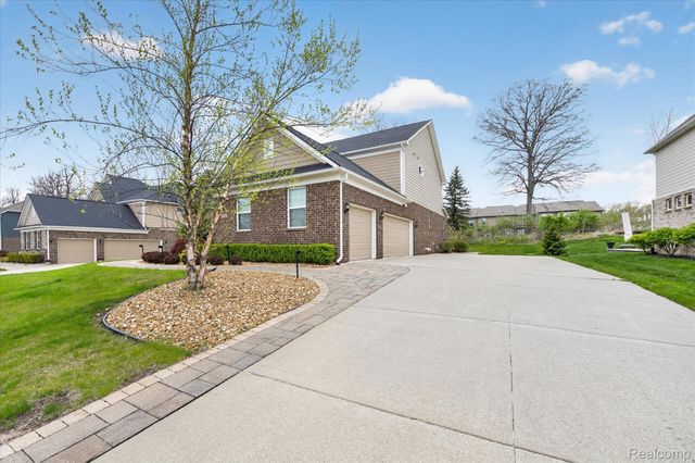 2942 Montgomery Circle, Commerce Charter Township, MI 48390