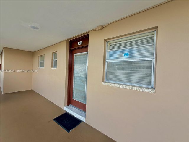 2901 NW 46th Ave 304, Lauderdale Lakes, FL 33313