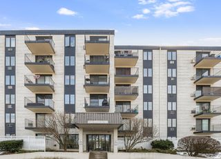 9078 W Heathwood Drive 5D, Niles, IL 60714