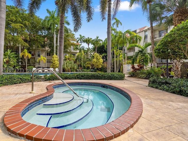 6890 N Kendall Dr B204, Pinecrest, FL 33156