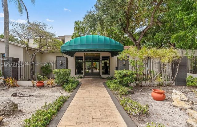6890 N Kendall Dr B204, Pinecrest, FL 33156