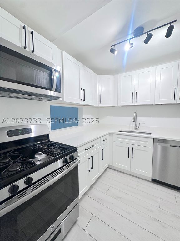 6890 N Kendall Dr B204, Pinecrest, FL 33156
