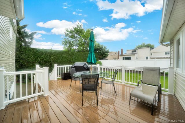 321 W Waukena Avenue, Oceanside, NY 11572