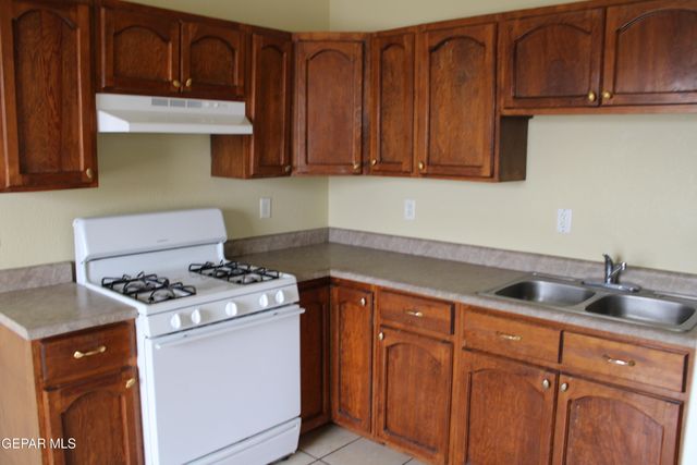 8421 MERCURY B, El Paso, TX 79904