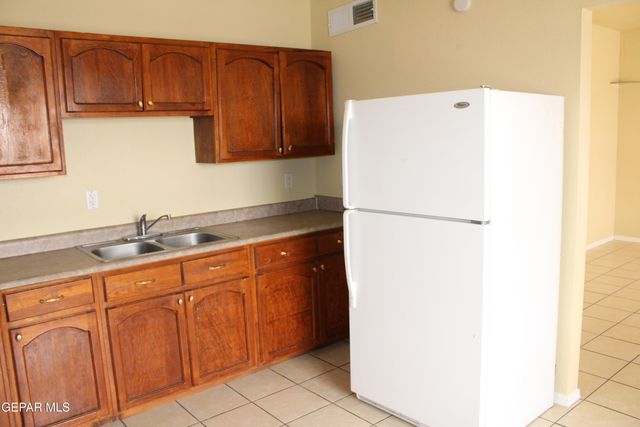 8421 MERCURY B, El Paso, TX 79904