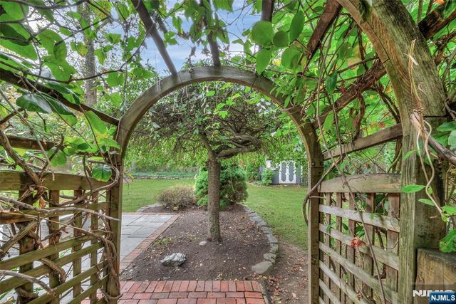 48 Oak Drive, Roseland, NJ 07068