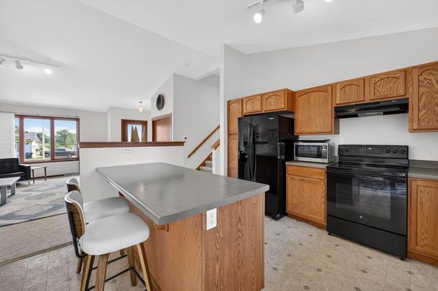 653 Autumn Wood Parkway, Deerfield, WI 53531