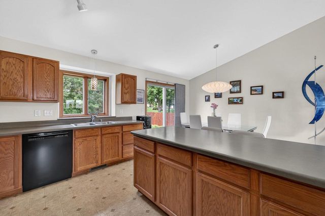 653 Autumn Wood Parkway, Deerfield, WI 53531