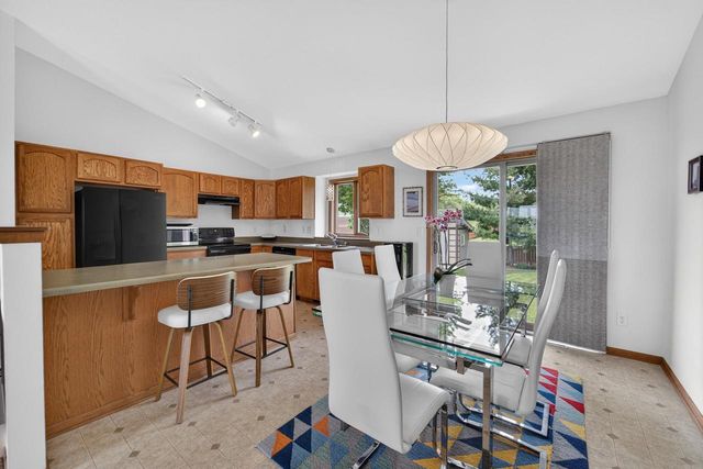 653 Autumn Wood Parkway, Deerfield, WI 53531