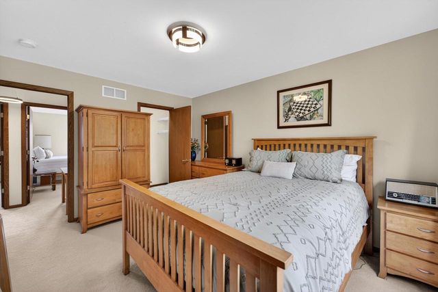 653 Autumn Wood Parkway, Deerfield, WI 53531