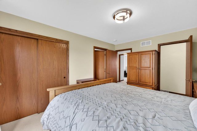 653 Autumn Wood Parkway, Deerfield, WI 53531