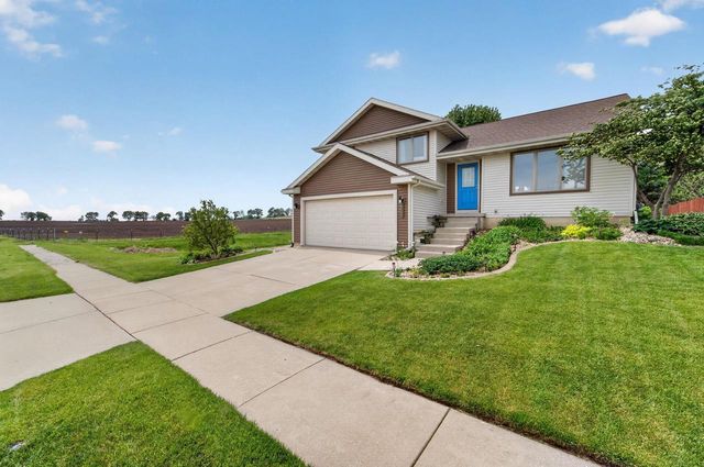 653 Autumn Wood Parkway, Deerfield, WI 53531