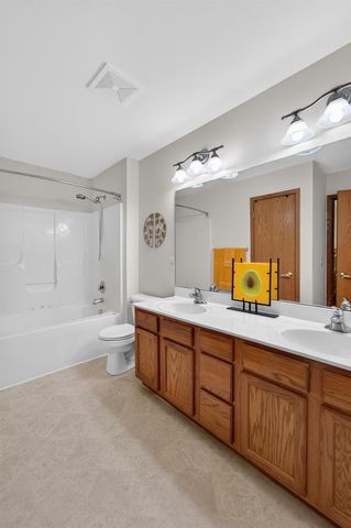 653 Autumn Wood Parkway, Deerfield, WI 53531