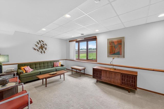 653 Autumn Wood Parkway, Deerfield, WI 53531