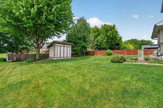 653 Autumn Wood Parkway, Deerfield, WI 53531